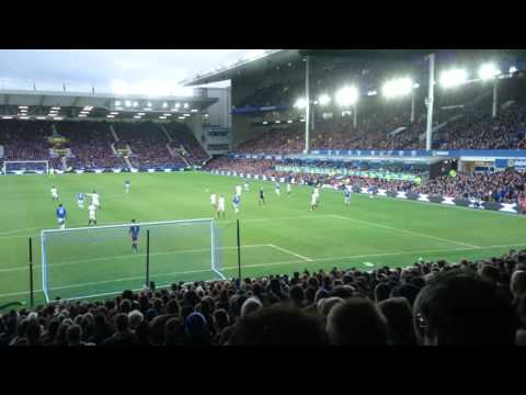 Deulofeu puts the ball far post &no one takes it