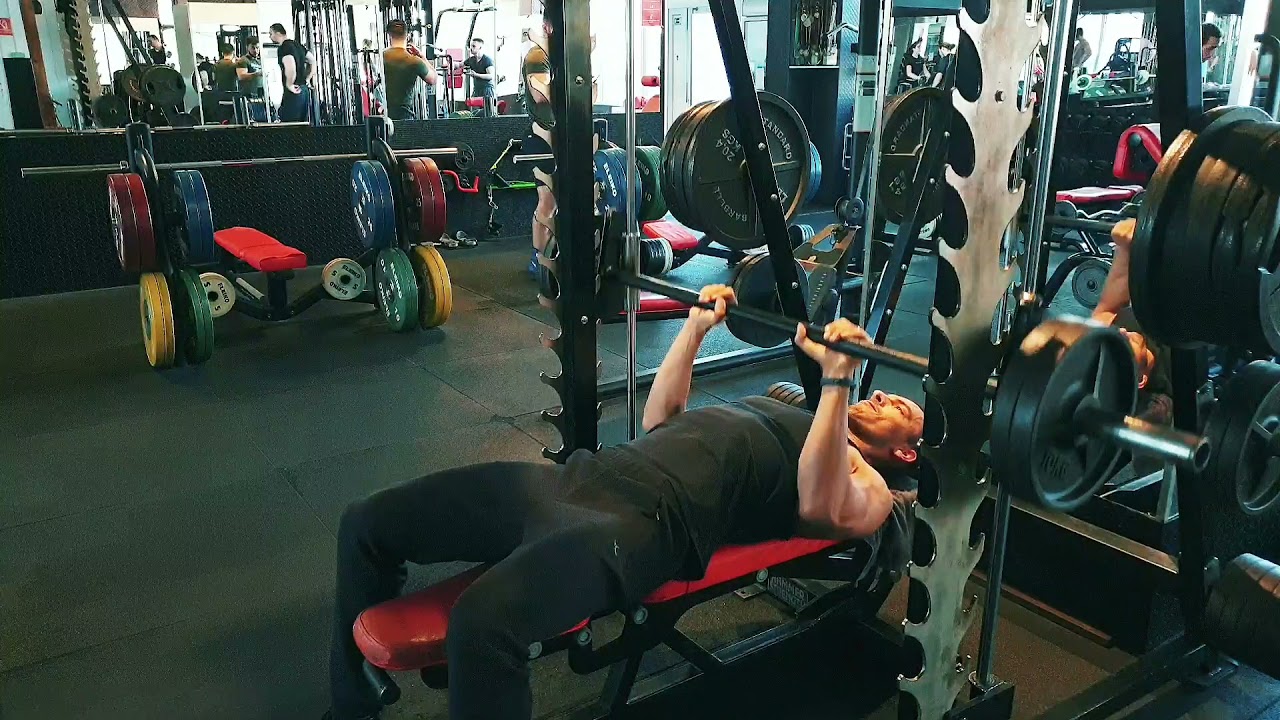 Împins pentru triceps, din culcat orizontal, la aparatul Smith, priză îngustă