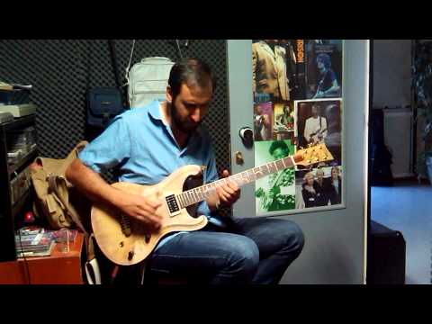 Rafa Sala probando una de lals guitarras de RJ guitar