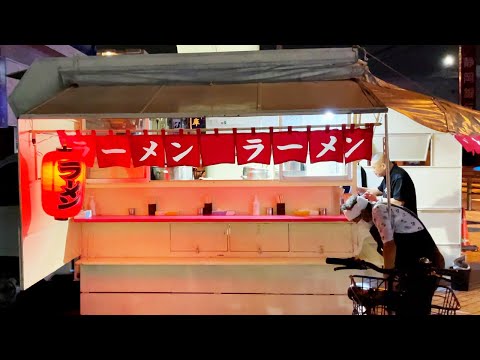 Imbisswagen in der Nacht - Ramen-Stand im alten Stil - japanisches Street Food