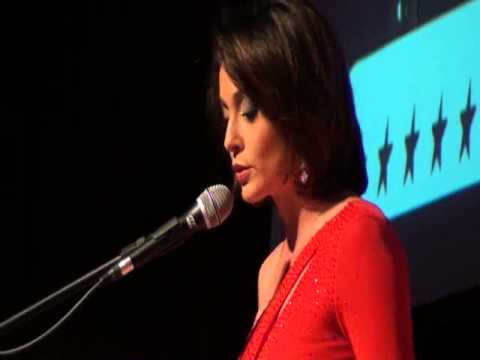 1 - A apresentadora Izabella Camargo abre a premiação