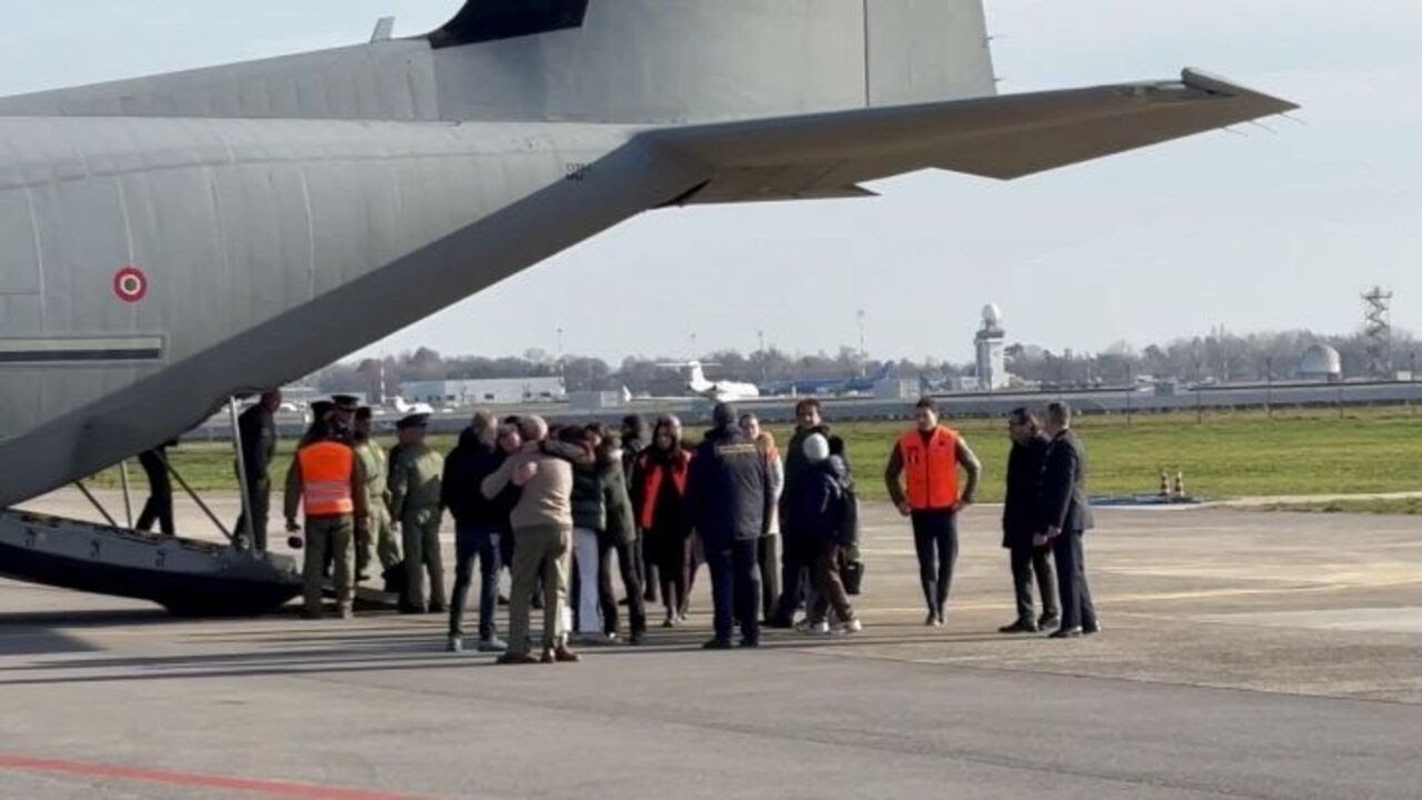 Tragedia di Crans-Montana, l'arrivo a Linate delle salme dei 5 giovani italiani