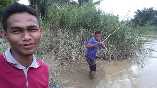 preview picture of video 'wooooww mancing udang ,dapat ikan besarr....'