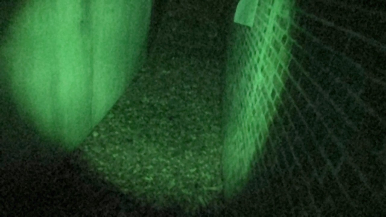 【心霊闇動画13】見えてるの俺だけ？！廃墟探索中に友人が突然"誰もいない空間"を指差した。その方向にカメラを向けると…【見下ろす女】