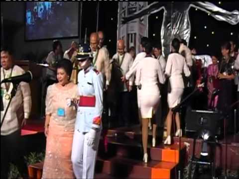 Phil Fonds coordinator Adelina ontvangt de 2010 UPAA Alumni Award