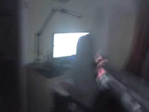 Gasmaskenmensch bei Ego-Shooter spielen