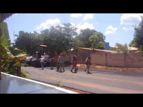 Espalhando uma fina camada de asfalto