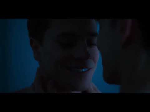 Elite Season 5 E5 - Patrick and Ivan kissing scene