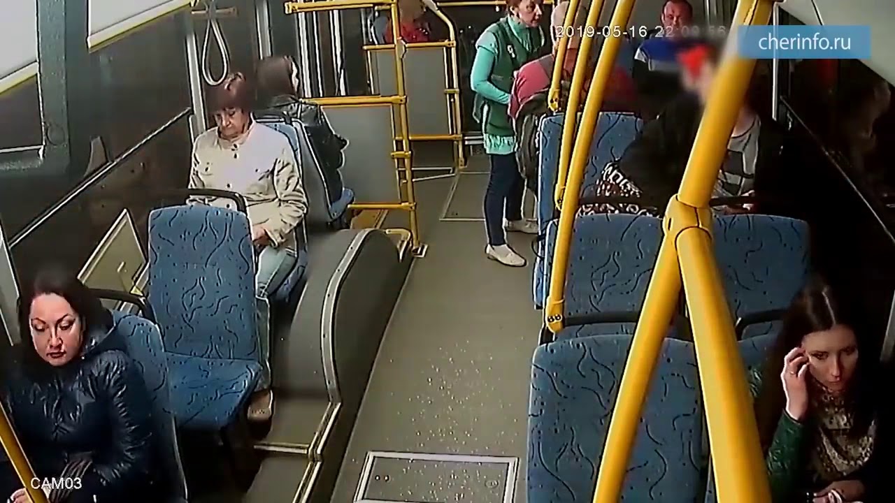 Пассажир выбросил кондуктора из автобуса из-за нежелания платить за сына