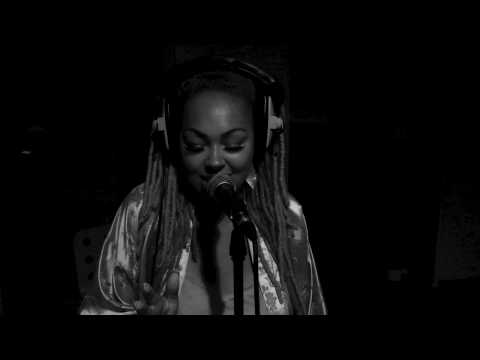 Harleighblu - Kettle on (Live)