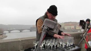 Street artist playing Für Elise of Beethoven in wine glasses