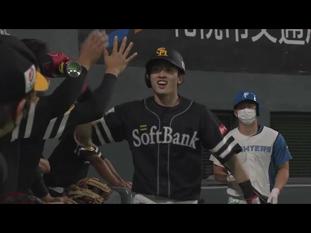 【1回表】初回の初球!! ホークス・周東佑京 ライトスタンドへの先頭打者ホームラン!! 2022年8月4日 北海道日本ハムファイターズ 対 福岡ソフトバンクホークス