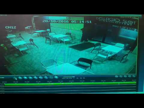 Il bandito in azione ripreso dalle telecamere di videosorveglianza della sala slot