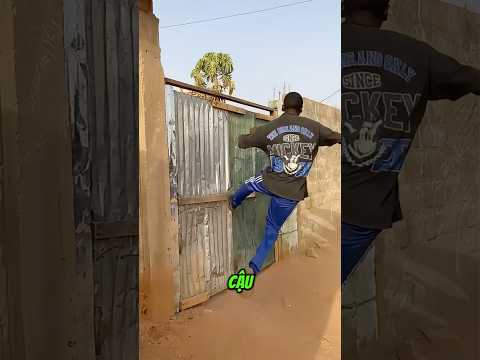 Trò Đùa Hài Hước Giữa Cậu Bé Và Chủ Nhà