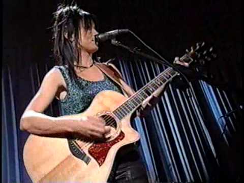 Bitch (live satellite backhaul pre show 9x4x1997 video awards) - Meredith Brooks