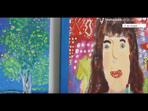 Дівчина з особливими потребами малює світ - YouTube