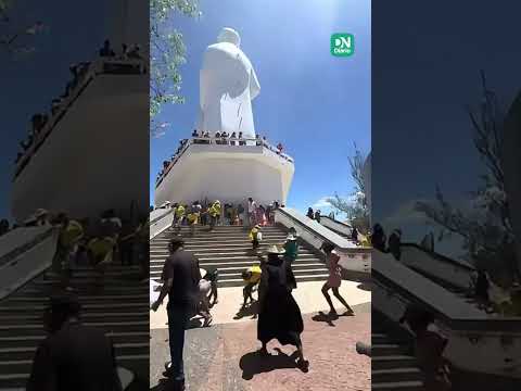Chuva de dinheiro em Juazeiro: devoto paga promessa lançando notas de estátua do Padre Cícero