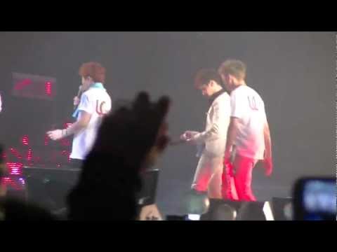 130202 UCC ending junhyung hitting Gikwang's hip!!