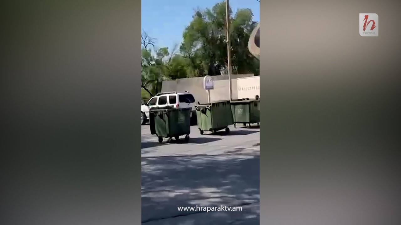 Մետրո «Երիտասարդական» կայարանի առջև