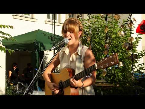 Bedroomdisco TV: Livy Pear - 'Enough' live