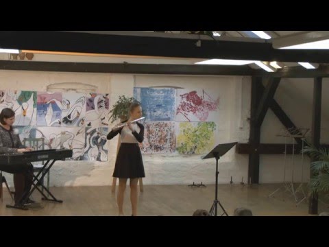 Klaudie Pavlusová  hraje  j.h. na třídním koncertu Šel tudy, Běžel zajíc