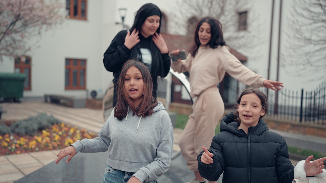 Vika Sofia Denka Majka - Tanecne cover video od Mini band