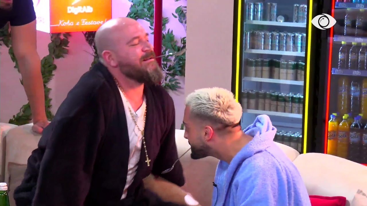 “Hajde gjigand...”/ Momente gazmore mes banorëve, Gjesti dhe Gerti luajnë me lugë
