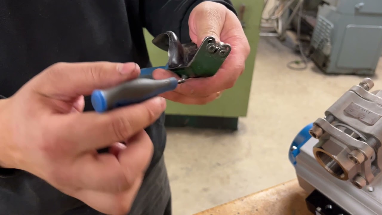 Indexing cutters on sheet metal Deburring tool