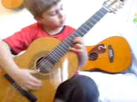 6 YEAR OLD KID CLASSICAL GUITAR PLAYER / CHILD GUITARIST