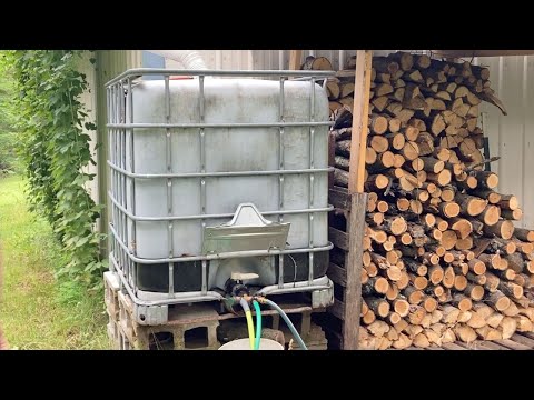 Sistema di irrigazione fai da te con cisterna per l'acqua piovana e tubo di gocciolamento