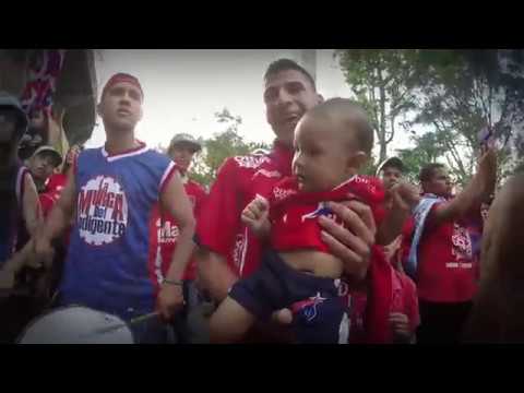 "La Murga de todos  / Fiesta afuera de la popular" Barra: Rexixtenxia Norte &bull; Club: Independiente Medellín