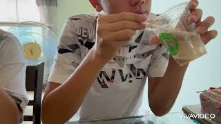 Ba mẹ con ăn xế chè, kem, bánh flan ở VN