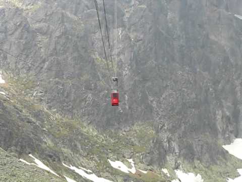 スカルナテ・プレソからロムニツキー・シュティットに向かうケーブルカー (地上から)
