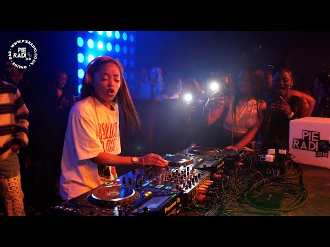 Uncle Waffles Live Amapiano Mix In Manchester Plus Crowd Dancing || No MC Shouting 😂🤩💃 || Pie Radio