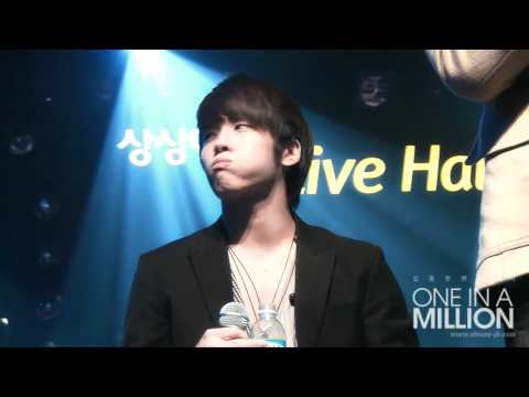 [fancam] 101214 SHINee jonghyun talks with fans @ Kiss The Radio Christmas Special
