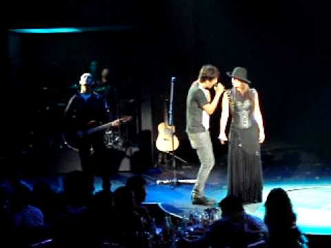 1550 + Marianna Gerasimidou duet Den eisai edw LIVE @ Thalassa Grande Finale 19.09.2009