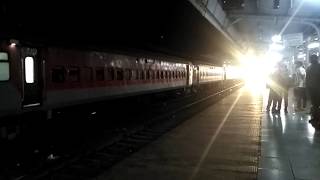preview picture of video '12167 Mumbai LTT - Varanasi SF Express arrogantly speeds through Manmad Jn'