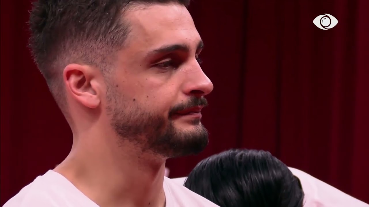 Përlotet Gimbo teksa qëndron para pikturës së tij