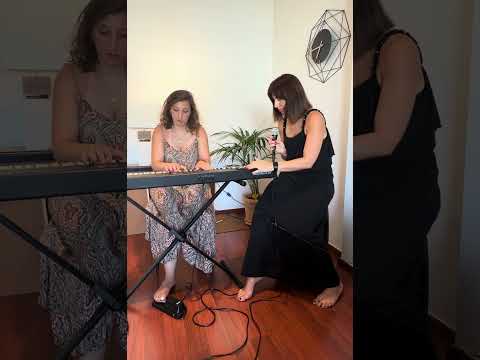 Julia Gaz. Voz y piano