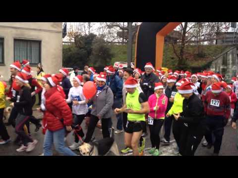 La corsa dei 600 Babbi Natale a Buguggiate