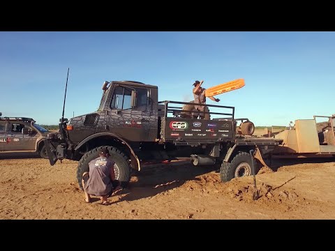 🔥 EX-ARMY UNIMOG tows 7-METRE TRAILER through remote Australian outback!