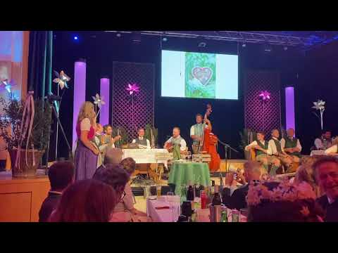 "Made you look" Lenzbleamal und "all about that bass" von der Gimpelinsel Saitenmusi