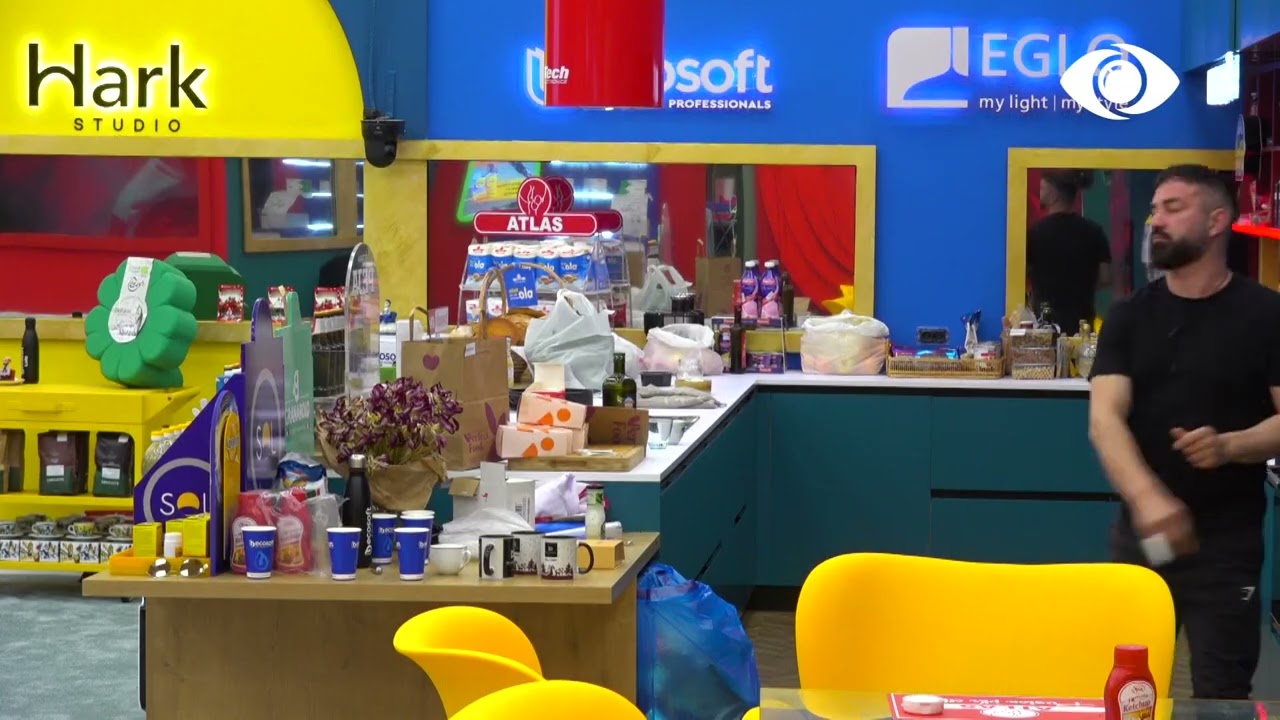 Lorenci dhe Elvisi zgjohen të parët, përgatisin mëngjesin