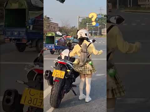 اشترت لها أمها دراجة نارية صغيرة! 🏍️👧