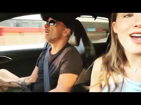 Aurora Ramazzotti canta con papà Eros in macchina