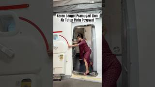 Download lagu So, besides being beautiful, a flight attendant also has to be strong, right? mp3 Download lagu So, besides being beautiful, a flight attendant also has to be strong, right? mp3