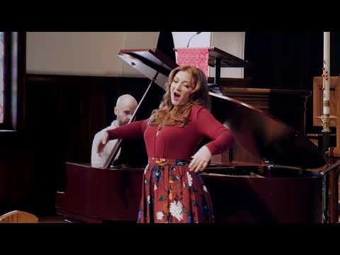 È strano... ah, forse lui... Sempre libera - Sarah Tucker