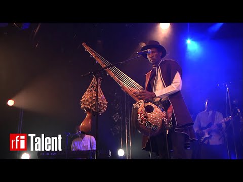 Abou Diarra joue Djarabi en concert au Hangar Ivry