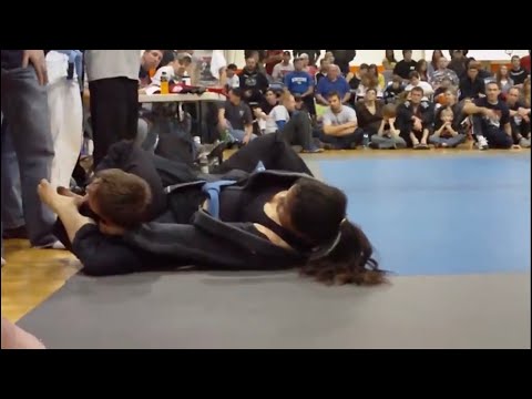 【男失神】柔術の試合で強い巨乳女子が白帯男子を絞め落とす