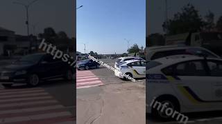 У Малині близько 50 людей заблокували службовий автомобіль поліції: що відомо